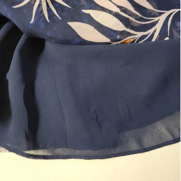 DVF Silk Floral Blouse Business Casual Vacation Resort Feminine Modest Size 6 - Picture 6 of 9